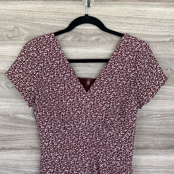 Abercrombie & Fitch burgundy white floral short sleeve midi dress Fit to Flatter - Picture 2 of 9